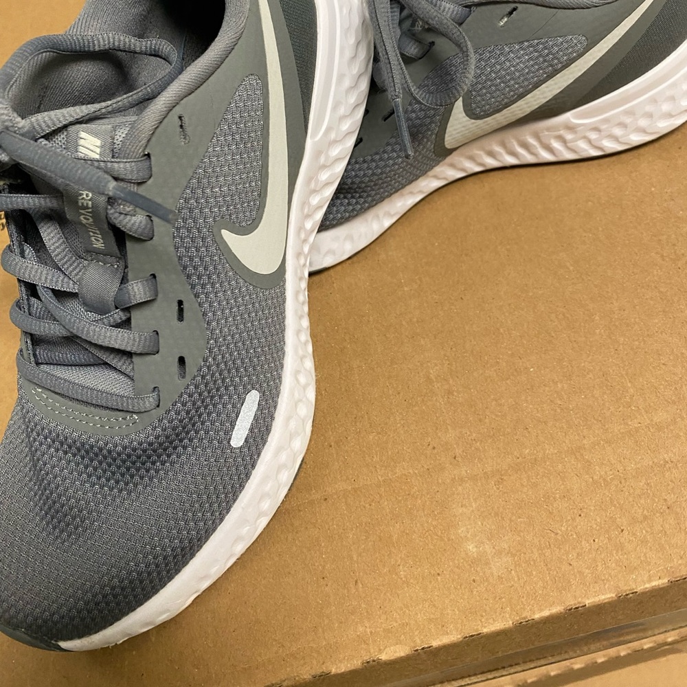 Nike revolution 5. Women’s size 7. Grey